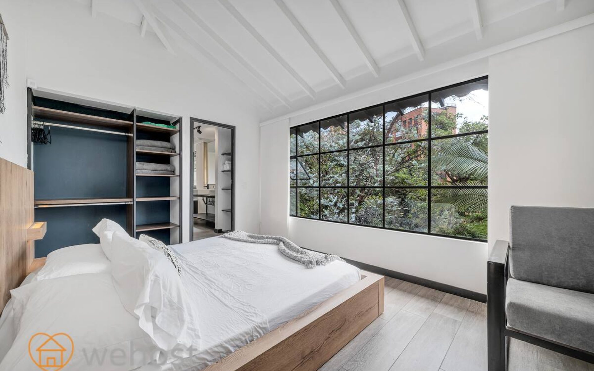 afeece20-8c3c-4d4e-8041-2045fb654944